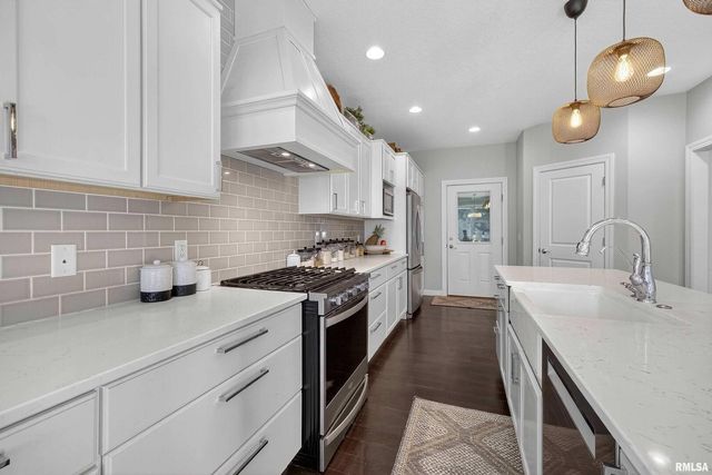 20830 270th St Street, Eldridge, IA 52748