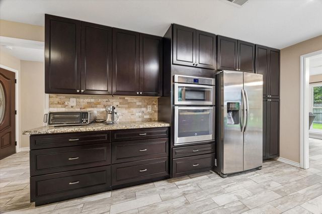 3711 Manor Lane, Dickinson, TX 77539