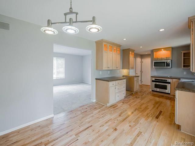 21728 Ruth Street, Farmington, MI 48336