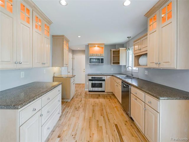 21728 Ruth Street, Farmington, MI 48336