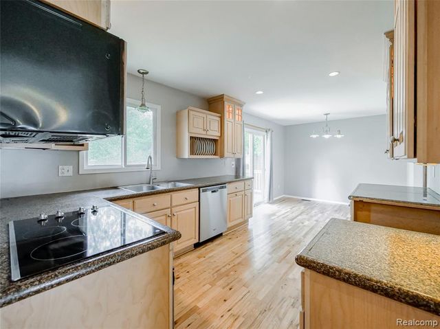 21728 Ruth Street, Farmington, MI 48336