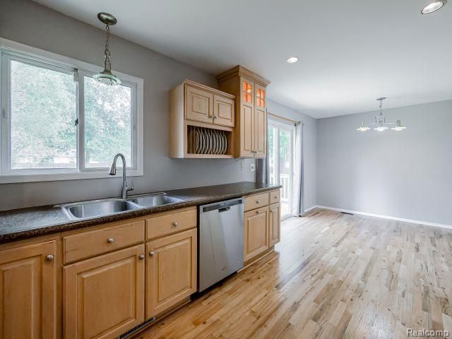 21728 Ruth Street, Farmington, MI 48336