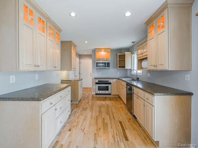 21728 Ruth Street, Farmington, MI 48336