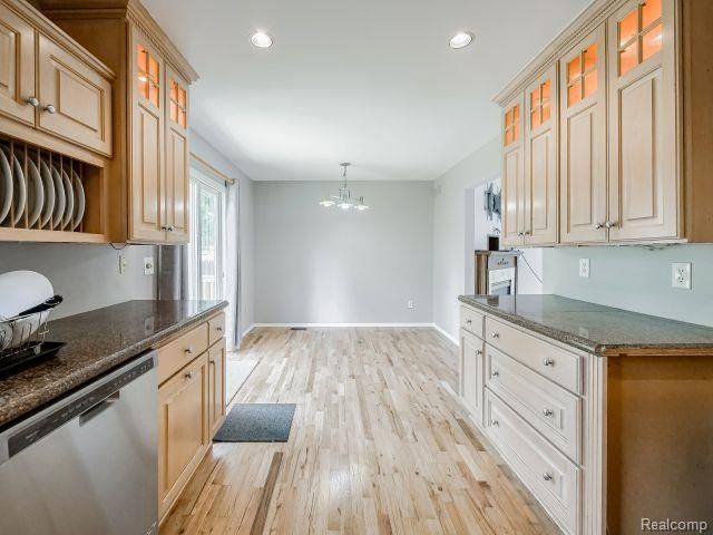 21728 Ruth Street, Farmington, MI 48336