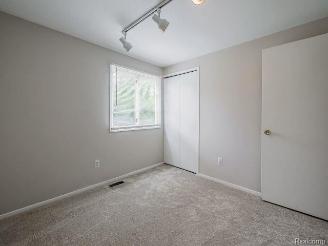 21728 Ruth Street, Farmington, MI 48336