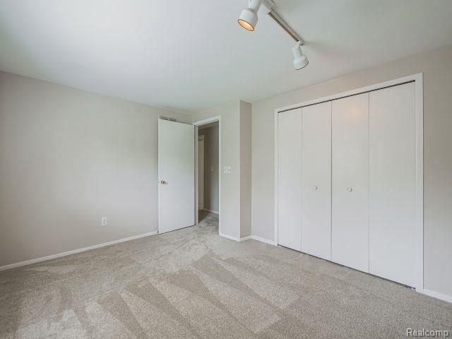 21728 Ruth Street, Farmington, MI 48336