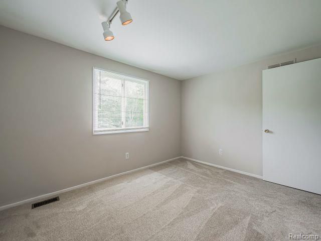 21728 Ruth Street, Farmington, MI 48336