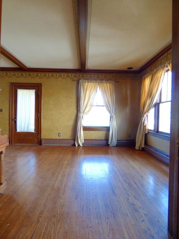 121 Monroe Avenue, Elgin, IL 60123