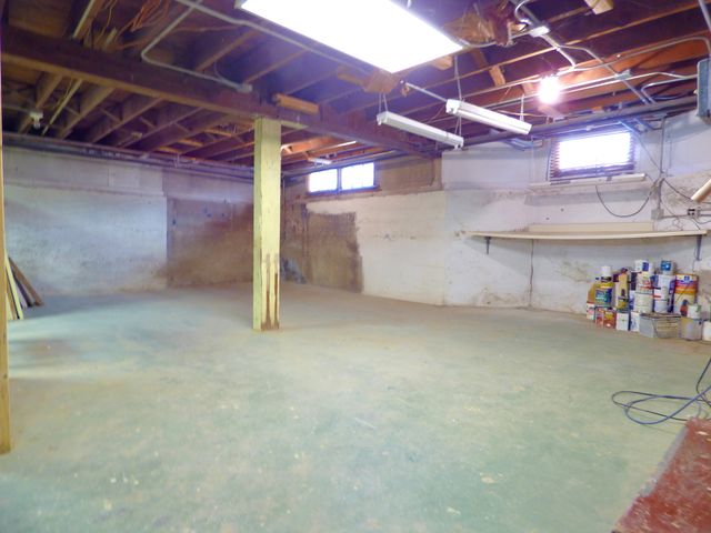 121 Monroe Avenue, Elgin, IL 60123