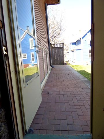 121 Monroe Avenue, Elgin, IL 60123