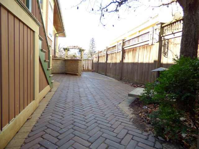 121 Monroe Avenue, Elgin, IL 60123