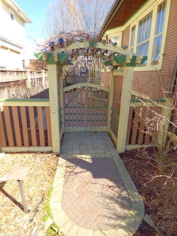 121 Monroe Avenue, Elgin, IL 60123