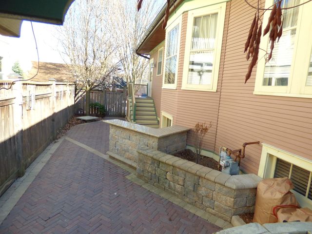 121 Monroe Avenue, Elgin, IL 60123