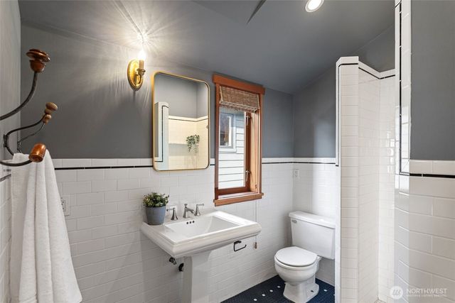 1524 10th Avenue W, Seattle, WA 98119