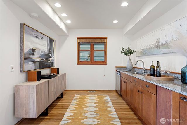1524 10th Avenue W, Seattle, WA 98119