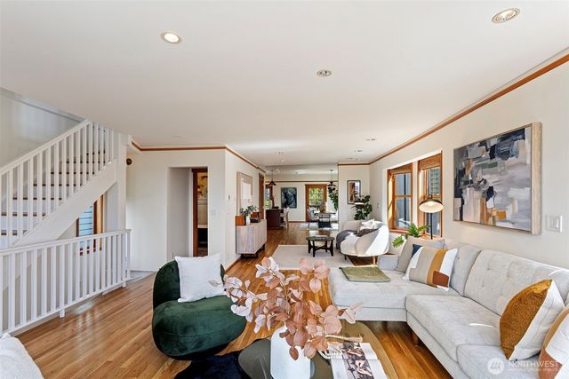 1524 10th Avenue W, Seattle, WA 98119