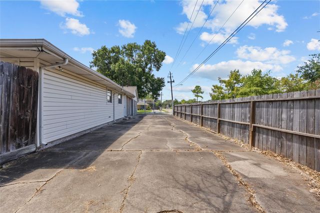 5762 Birdwood Road, Houston, TX 77096