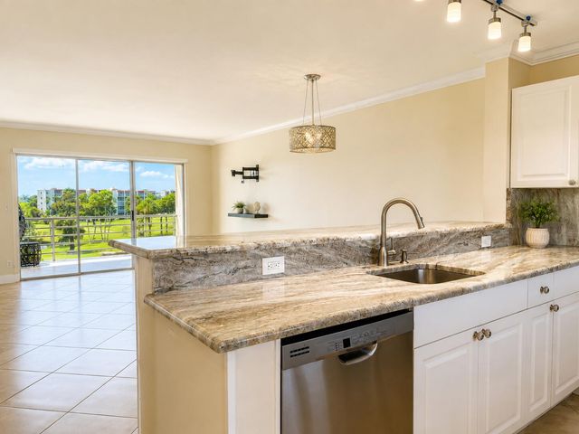 3661 Via Poinciana 513, Lake Worth, FL 33467