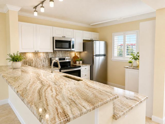 3661 Via Poinciana 513, Lake Worth, FL 33467