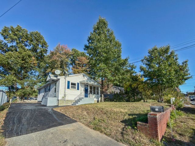 32 Turnpike St, North Andover, MA 01845