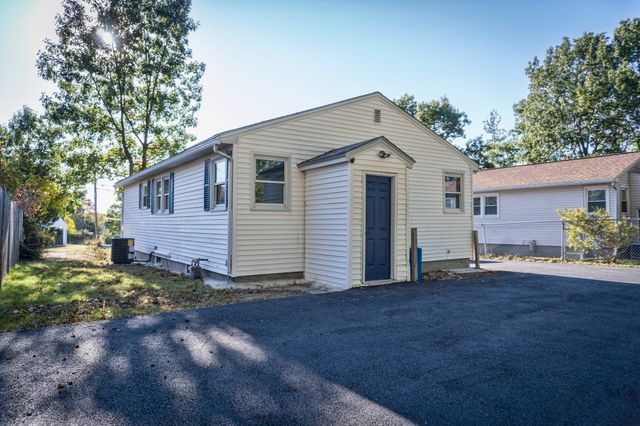 32 Turnpike St, North Andover, MA 01845