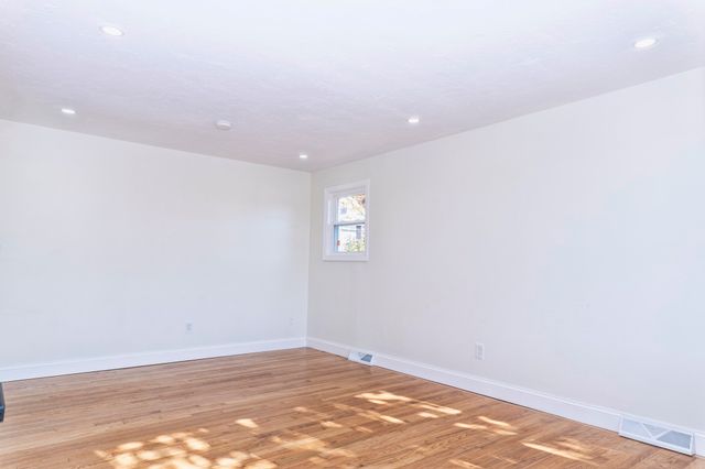 32 Turnpike St, North Andover, MA 01845
