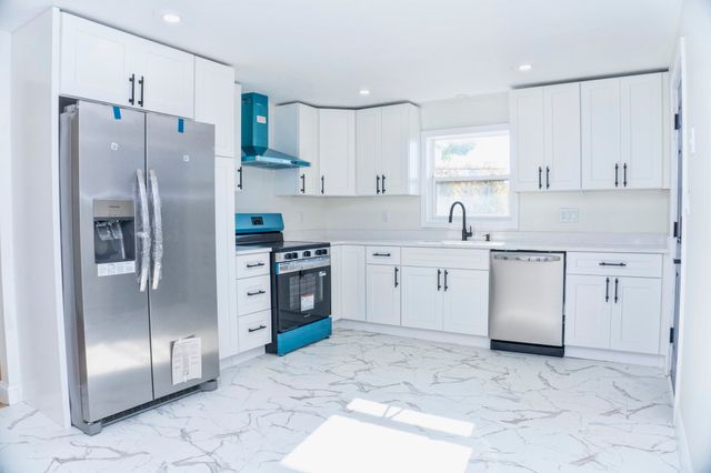 32 Turnpike St, North Andover, MA 01845
