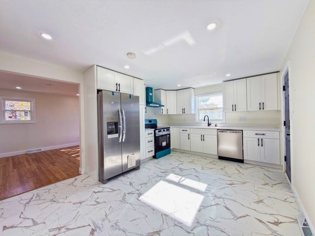 32 Turnpike St, North Andover, MA 01845