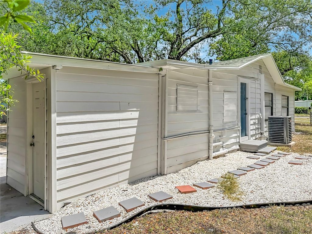 Image 31 of property listing at 8414 N 20TH STREET, Tampa, FL 33604