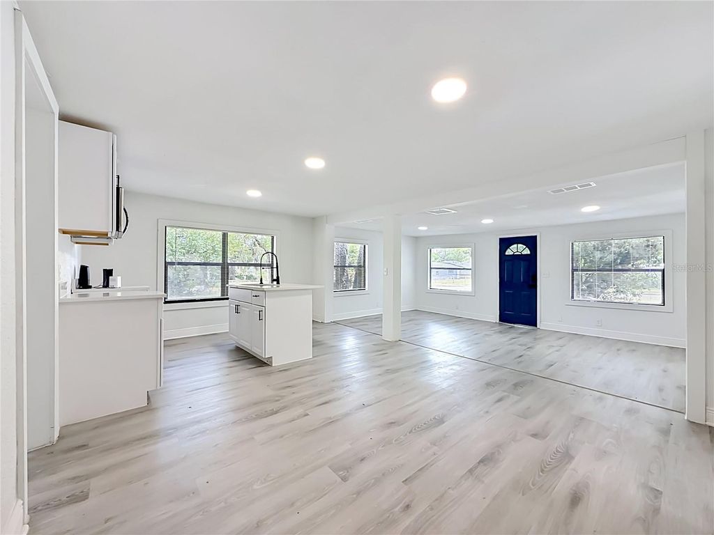 Image 6 of property listing at 8414 N 20TH STREET, Tampa, FL 33604