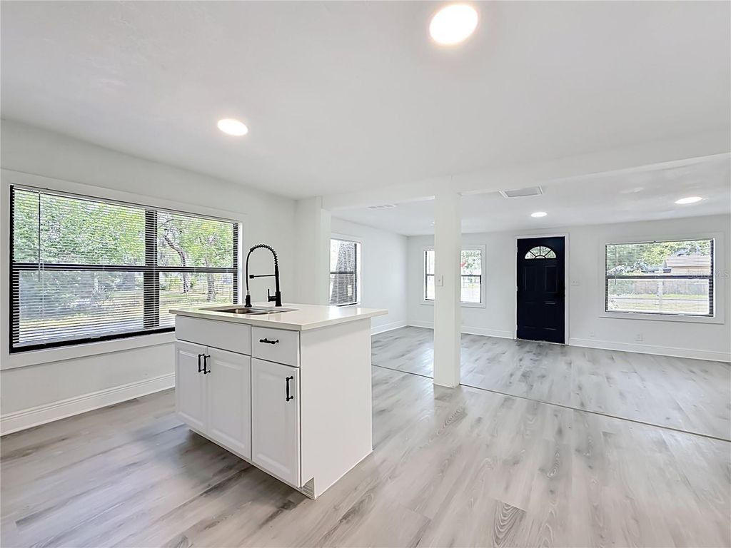 Image 7 of property listing at 8414 N 20TH STREET, Tampa, FL 33604
