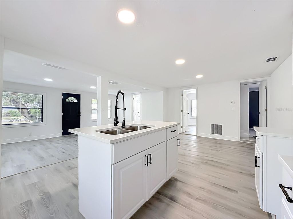 Image 8 of property listing at 8414 N 20TH STREET, Tampa, FL 33604