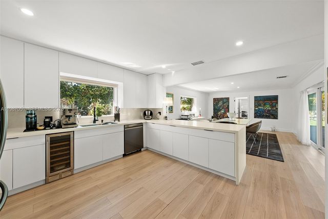 424 Alamanda Dr, Hallandale Beach, FL 33009