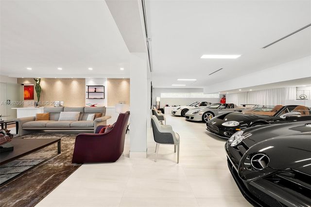 424 Alamanda Dr, Hallandale Beach, FL 33009