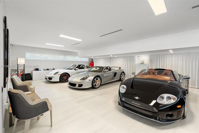 424 Alamanda Dr, Hallandale Beach, FL 33009