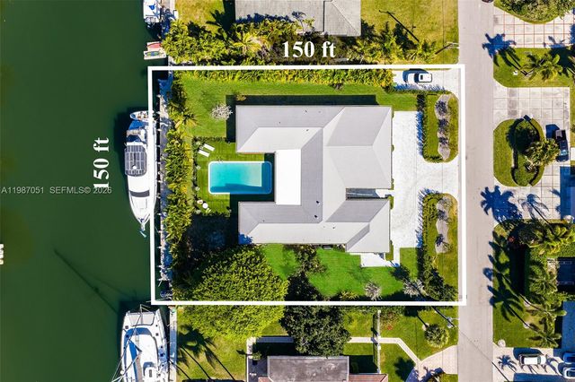 424 Alamanda Dr, Hallandale Beach, FL 33009