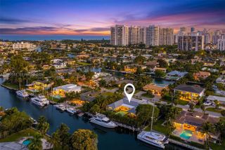 424 Alamanda Dr, Hallandale Beach, FL 33009