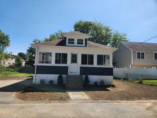 7 Duluth St, Fall River, MA 02721