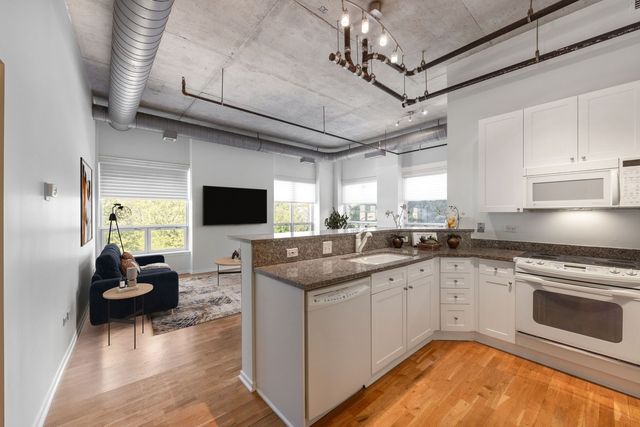 1640 Maple Avenue 302, Evanston, IL 60201