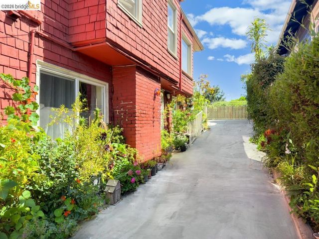 1251 Macarthur Blvd, Oakland, CA 94610