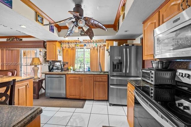 2160 NW 91st Ter, Pembroke Pines, FL 33024