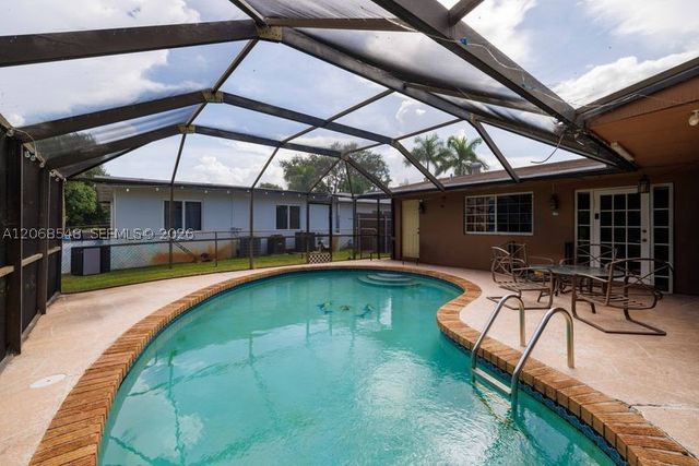 2160 NW 91st Ter, Pembroke Pines, FL 33024