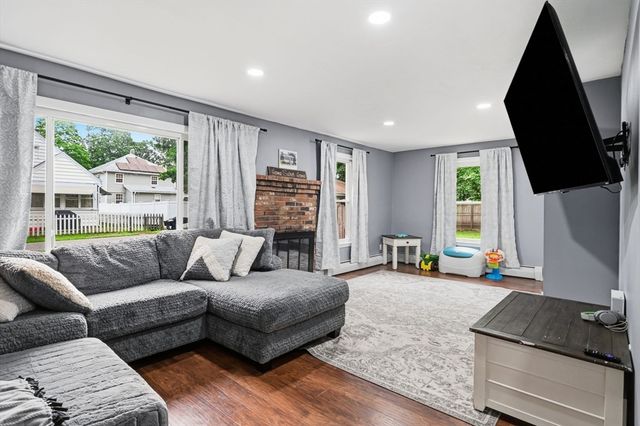 25 Pineywood Ave, Wilbraham, MA 01095