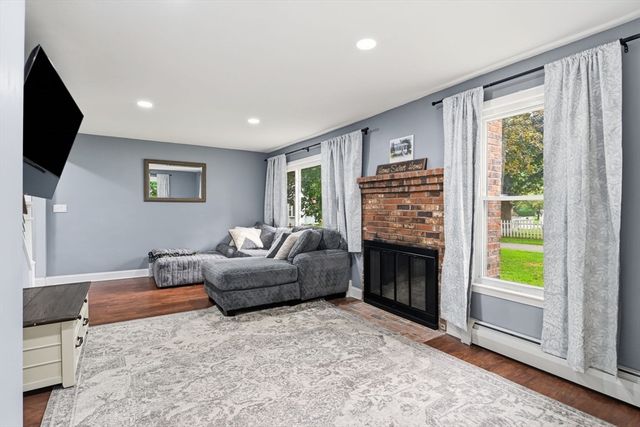 25 Pineywood Ave, Wilbraham, MA 01095