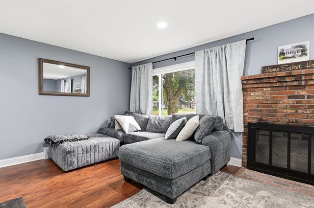 25 Pineywood Ave, Wilbraham, MA 01095