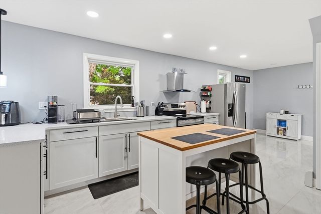 25 Pineywood Ave, Wilbraham, MA 01095