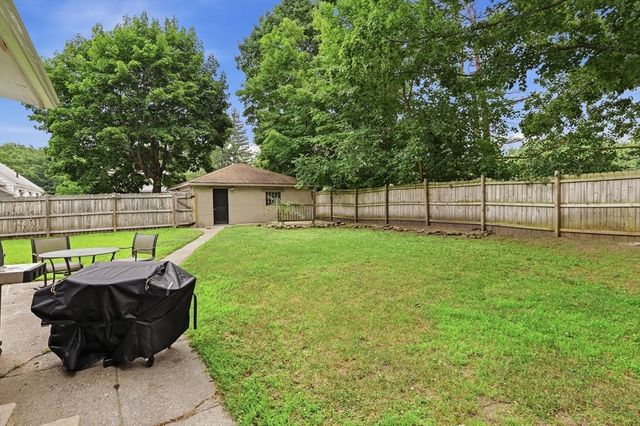 25 Pineywood Ave, Wilbraham, MA 01095