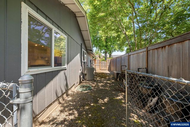 8820 SW Nisqually Ct, Tualatin, OR 97062