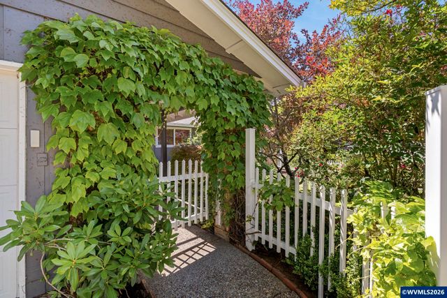 8820 SW Nisqually Ct, Tualatin, OR 97062