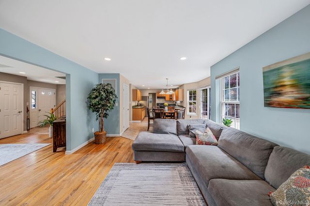 24 4th Avenue, Rocky Point, NY 11778